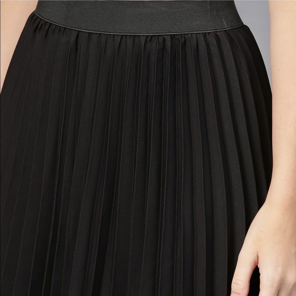 Black Accordian Pleat Maxi Skirt, Brand new with tags, Size-Large - Picture 5 of 11